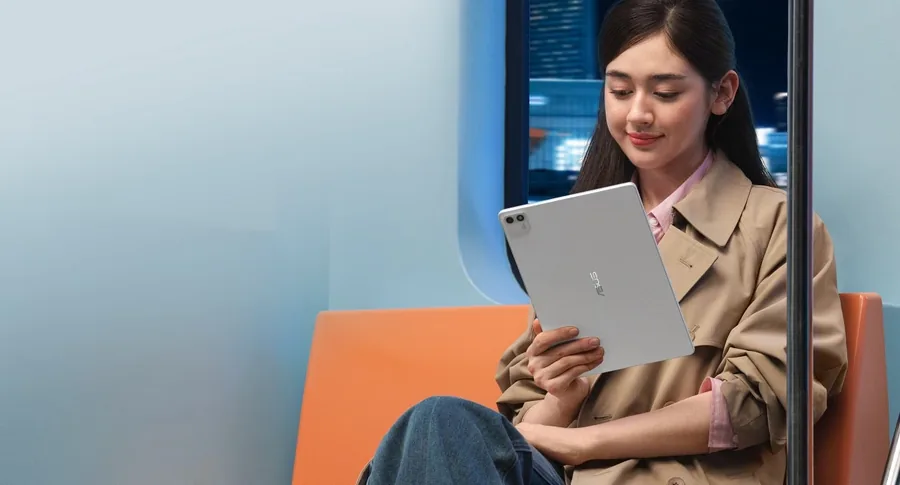 Woman holding the light ASUS Pad while travelling